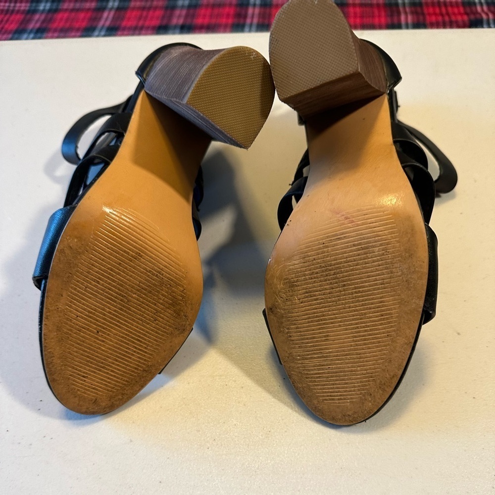 Steve Madden size 6.5 black, leather strapped shoe. - Picture 10 of 10